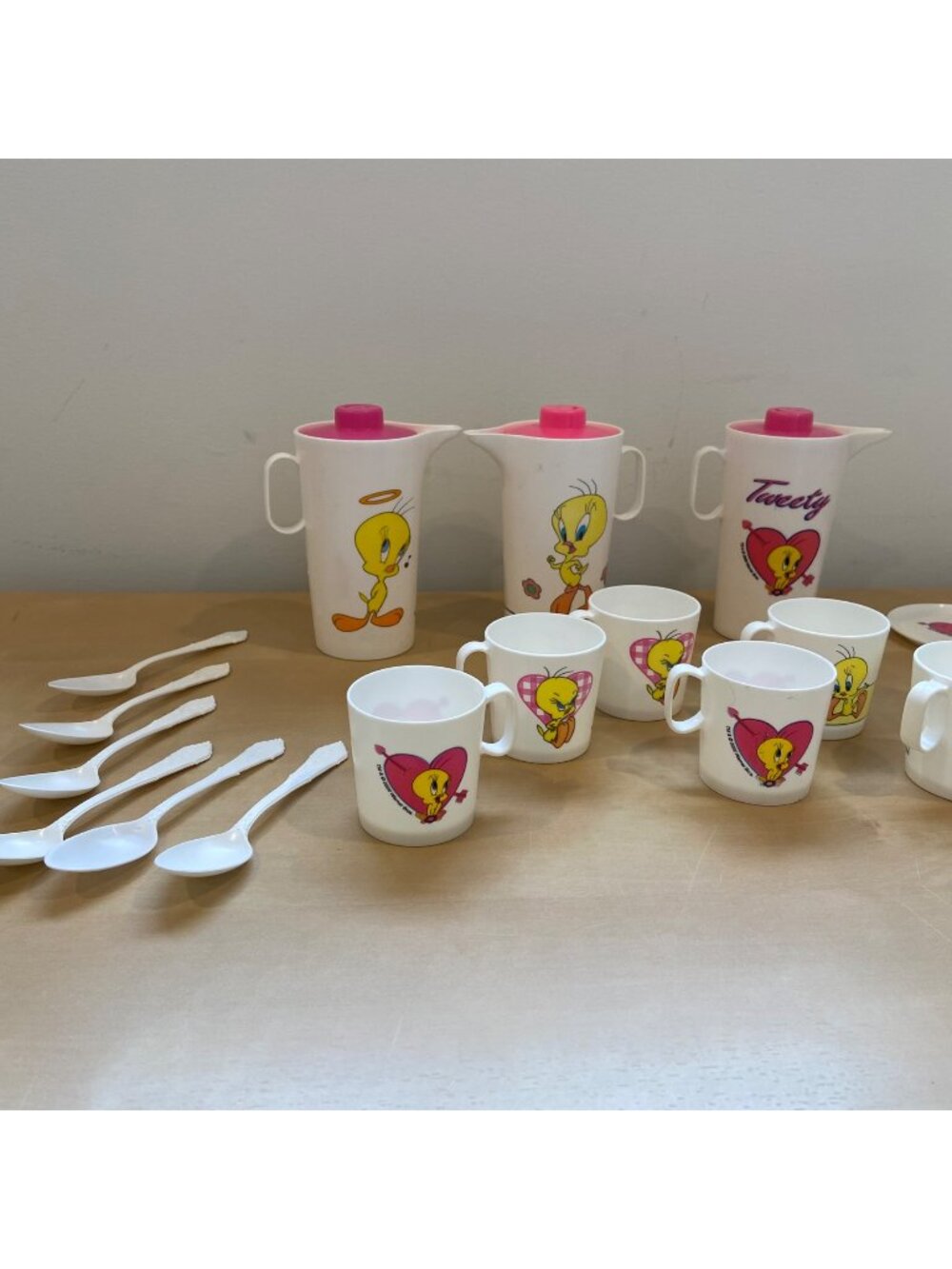 Vintage Warner Bros Tweety Bird Plastic Toy tea Dish Set plates cups pitcher cut